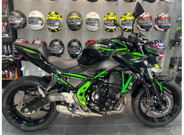 2025 KAWASAKI Z650 IN METALLIC SPARK BLACK / LIME GREEN