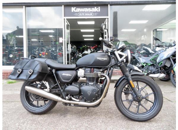 TRIUMPH BONNEVILLE STREET TWIN 900
