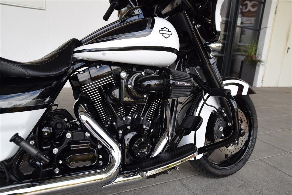 FLHXS Street Glide Special + Jekill&Hyde Auspuff