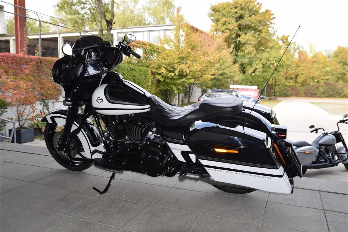 FLHXS Street Glide Special + Jekill&Hyde Auspuff