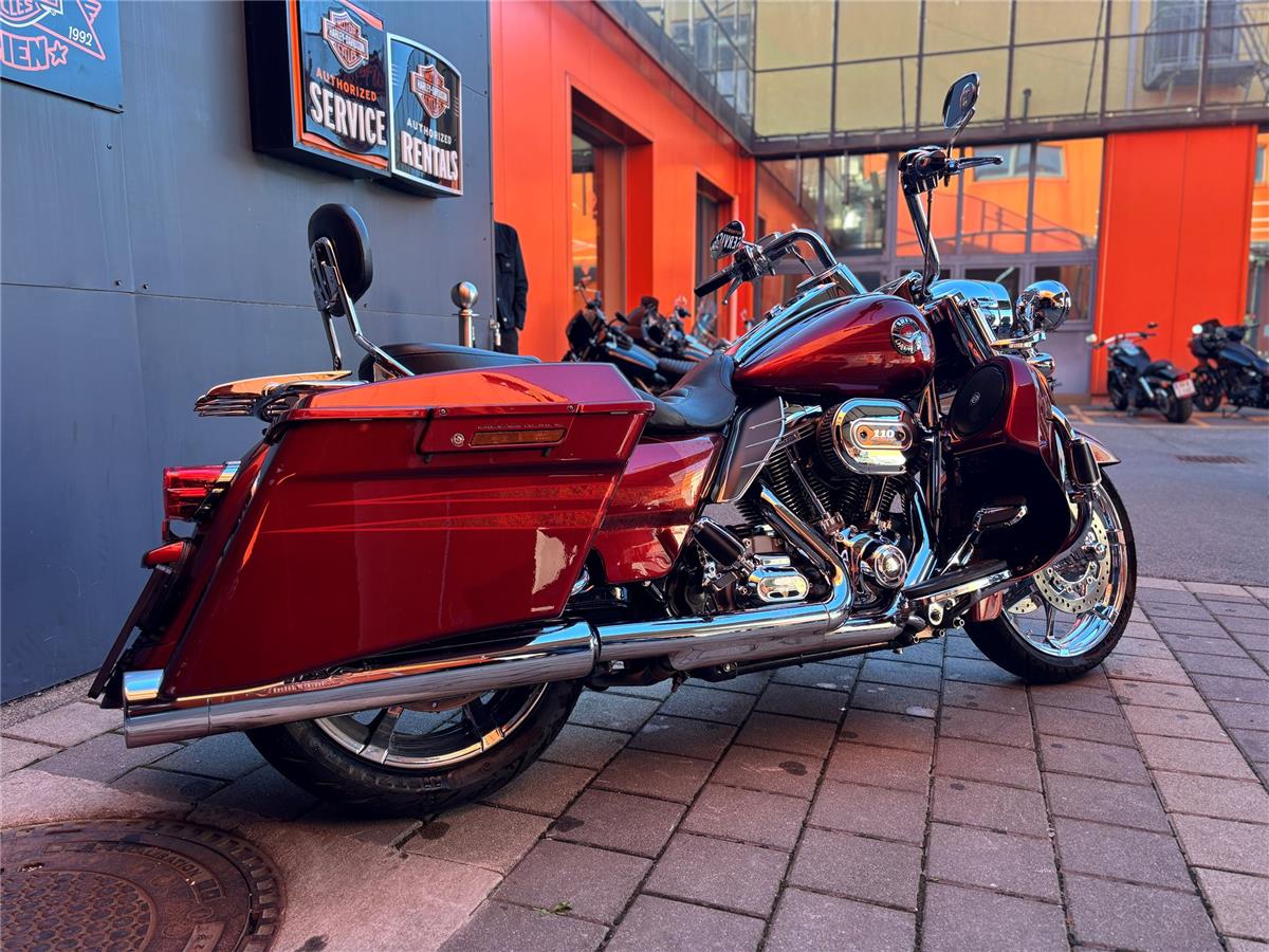 2013 Harley-Davidson CVO Road King FLHRSE
