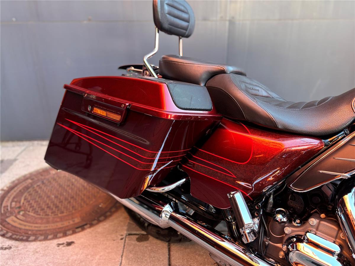 2013 Harley-Davidson CVO Road King FLHRSE