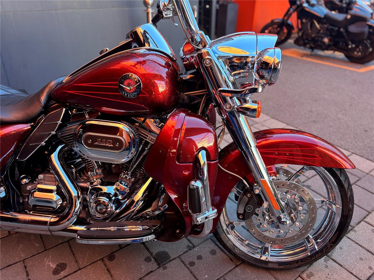 2013 Harley-Davidson CVO Road King FLHRSE