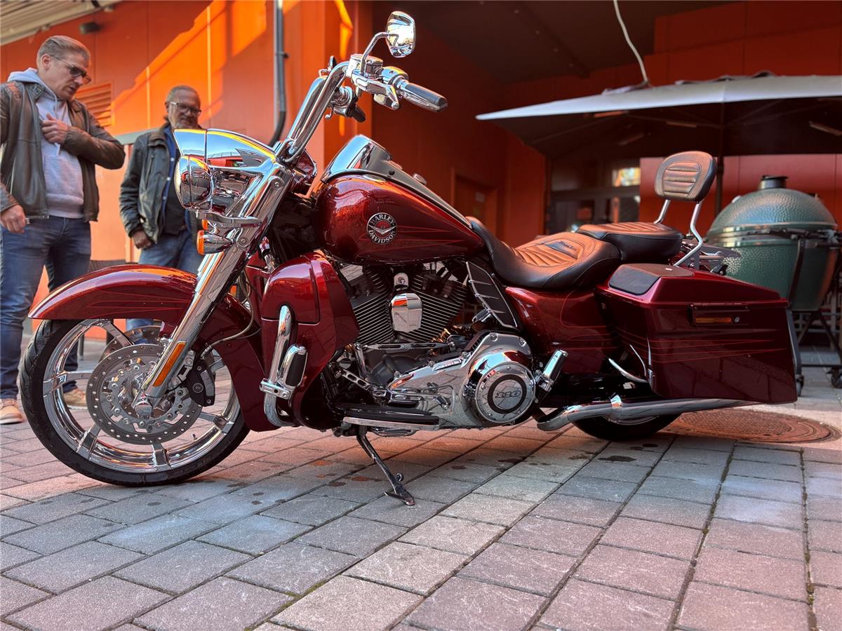 2013 Harley-Davidson CVO Road King FLHRSE