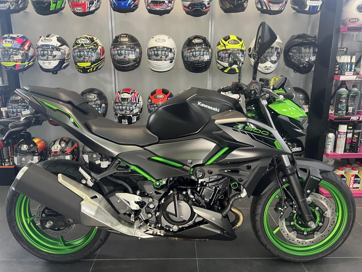 モナステ 2025 KAWASAKI Z500 SE IN METALLIC MOONDUST GREY - Coleraine