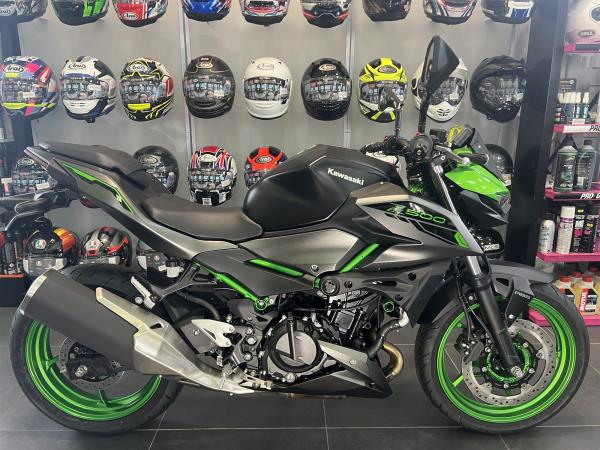【キサ】 2025 KAWASAKI Z500 SE IN METALLIC MOONDUST GREY - Coleraine