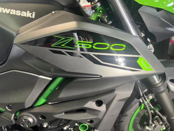2025 KAWASAKI Z500 SE IN METALLIC MOONDUST GREY - Coleraine
