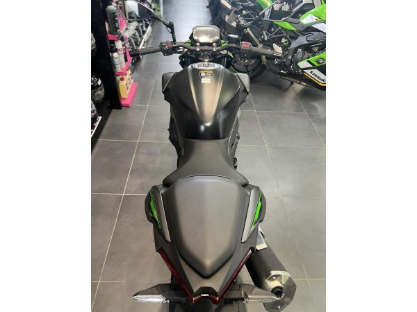 2025 KAWASAKI Z500 SE IN METALLIC MOONDUST GREY - Coleraine