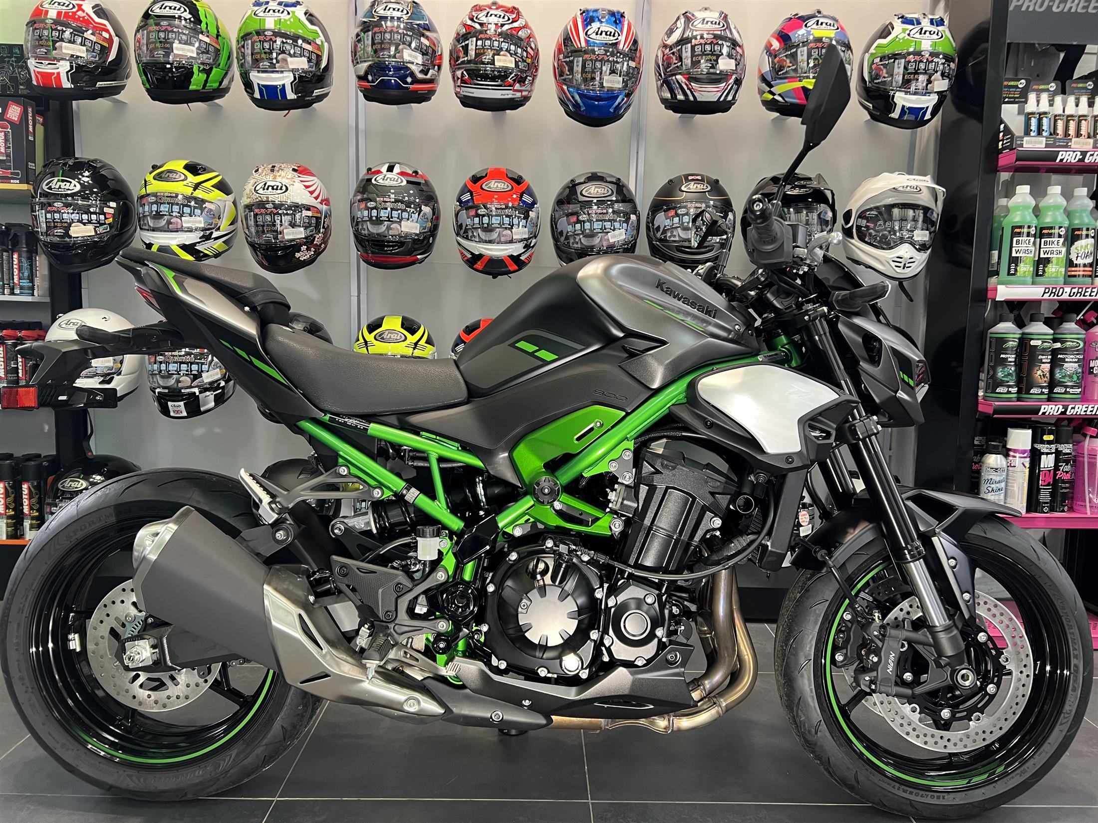 モフヨシ 2025 KAWASAKI Z900 IN METALLIC MOONDUST GREY / GREEN FRAME