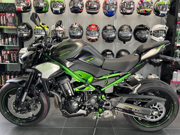 2025 KAWASAKI Z900 IN METALLIC MOONDUST GREY / GREEN FRAME