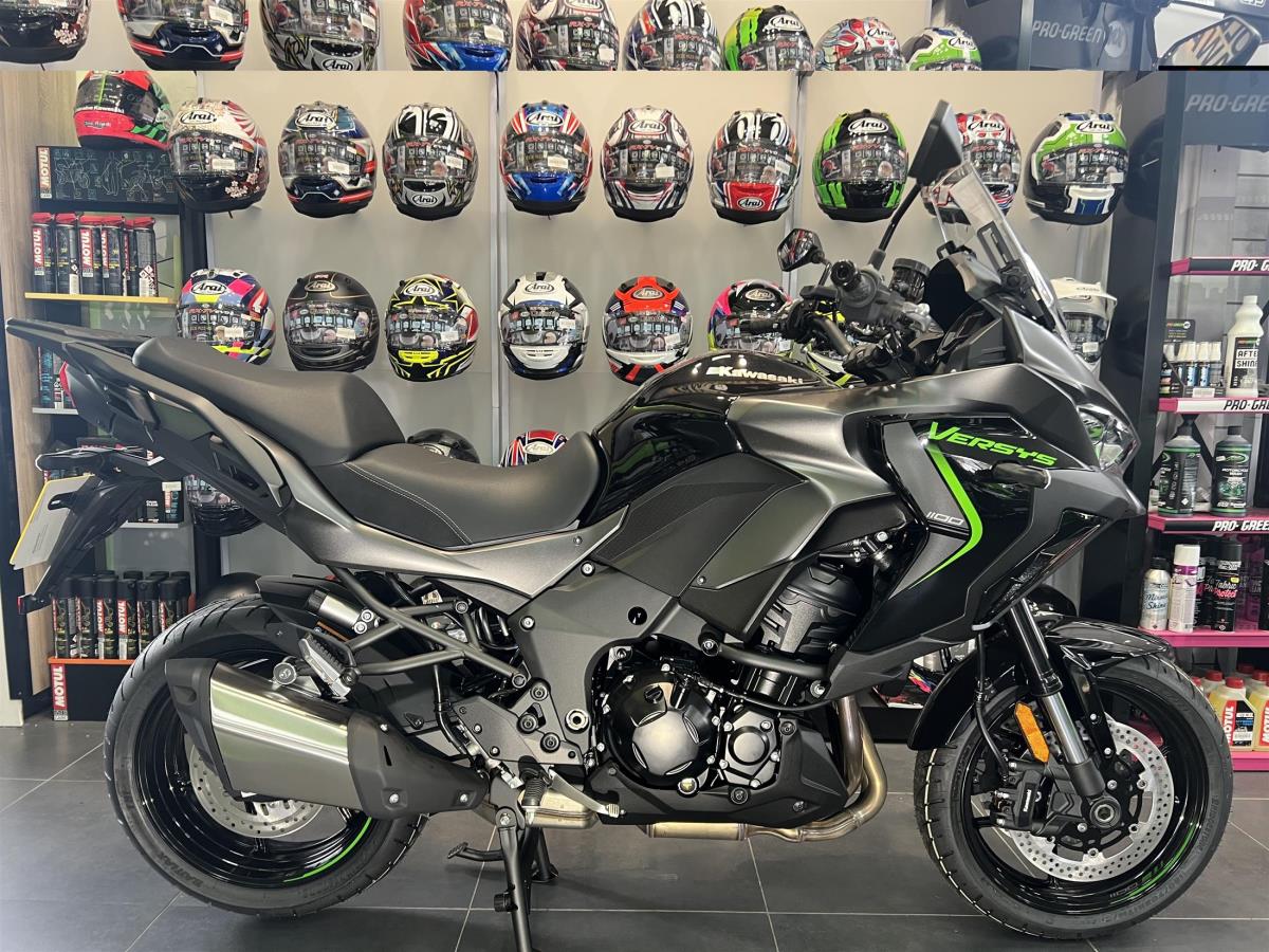 Main image of SAVE £1350 KAWASAKI VERSYS 1100 IN METALLIC MATTE GRAPHENSTEEL GREY. FREE TOURING KIT