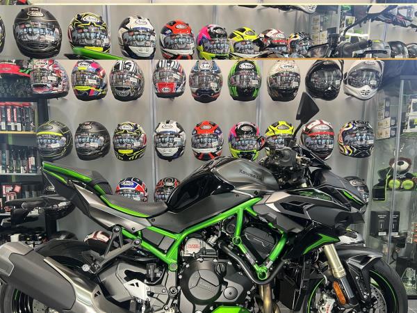 Thumbnail 2 of SAVE £1978 UNREGISTERED KAWASAKI ZH2 SE