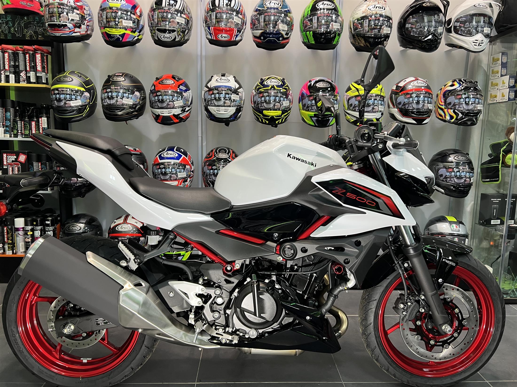 2026 KAWASAKI Z500 SE IN PEARL BLIZZARD WHITE / EBONY
