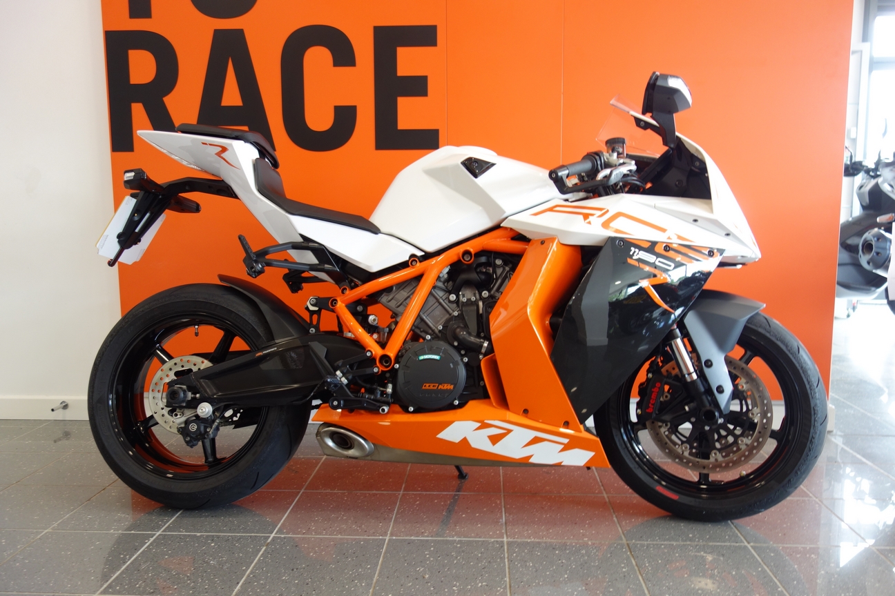 RC8 R RC8 R