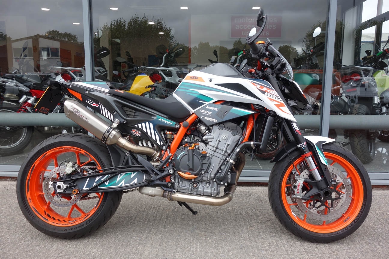 890 Duke R (21 MY)