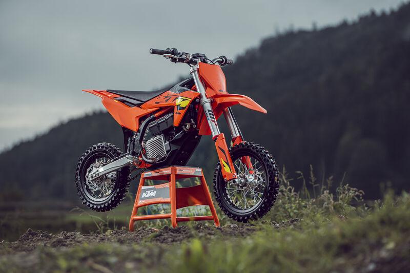 0000 KTM SX-E 5