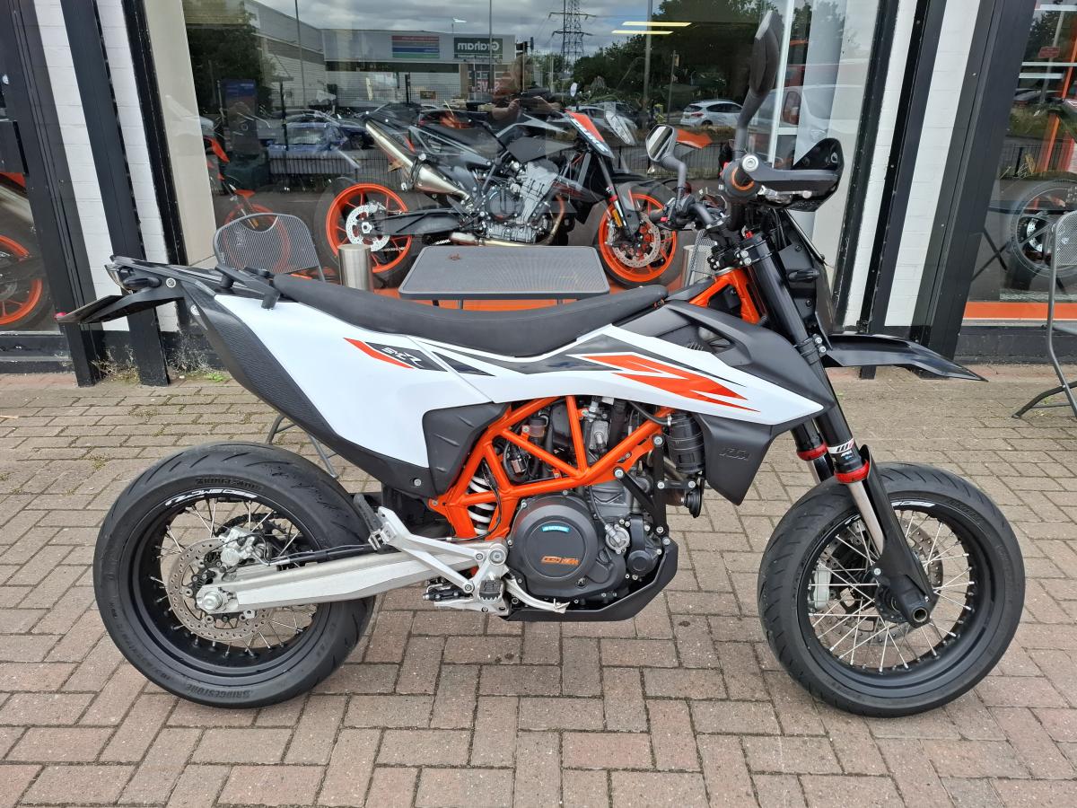 2019 KTM KTM 690 SMC R 2019 KTM KTM 690 SMC R