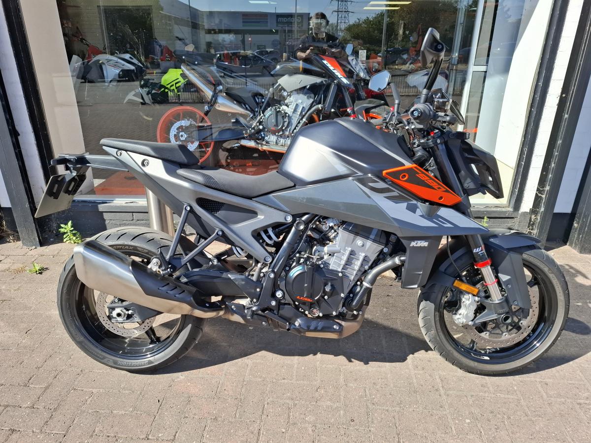 2024 KTM KTM 990 DUKE 2024 KTM KTM 990 DUKE