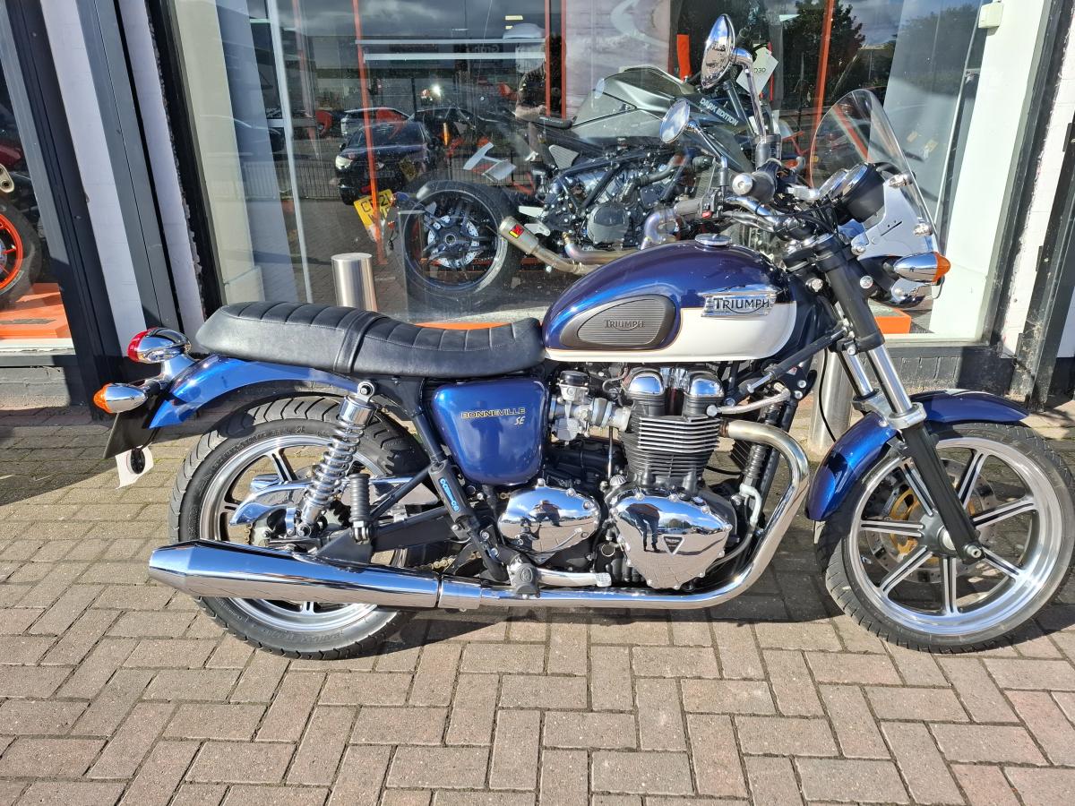 2010 TRIUMPH BONNEVILLE 865 SE