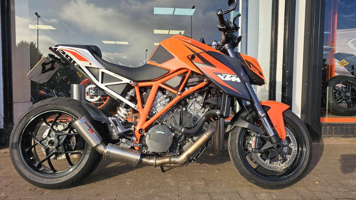 2015 KTM 1290 SUPERDUKE R 15 2015 KTM 1290 SUPERDUKE R 15