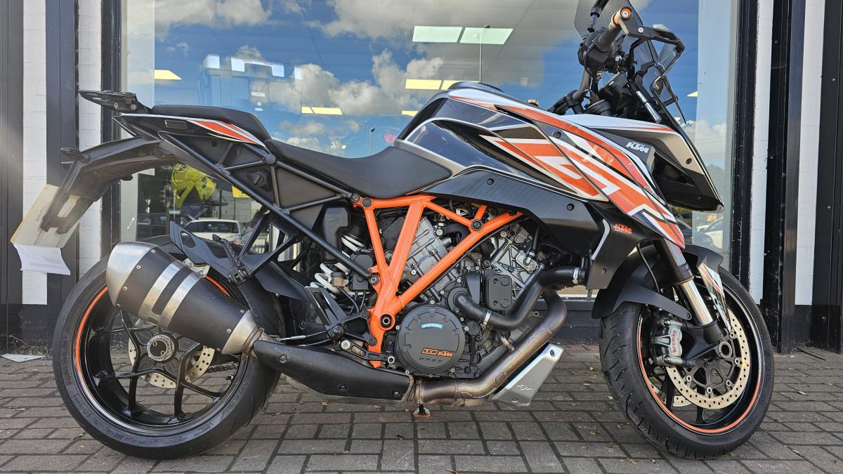 2017 KTM 1290 SUPERDUKE GT 17