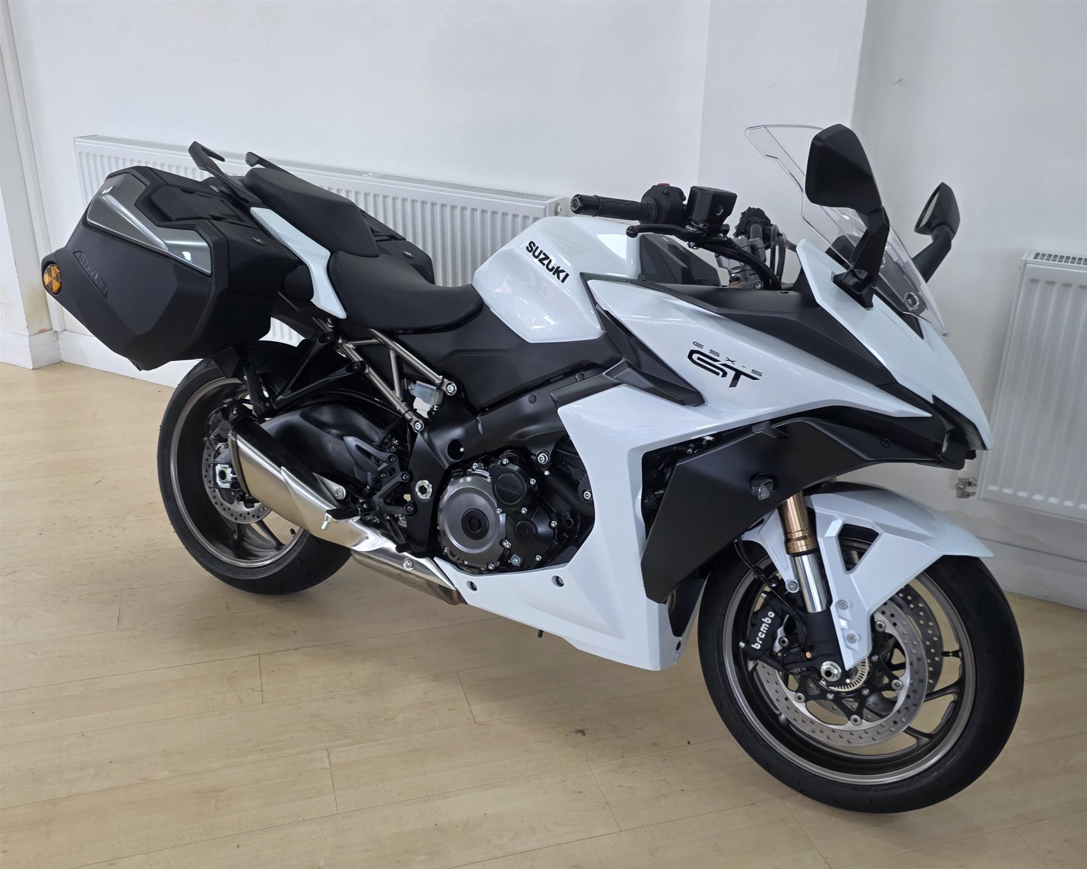 Suzuki GSX-S1000GT + Plus Suzuki GSX-S1000GT + Plus