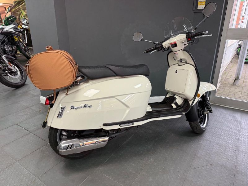 2023 Royal Alloy GP 125 AC E5 Cream