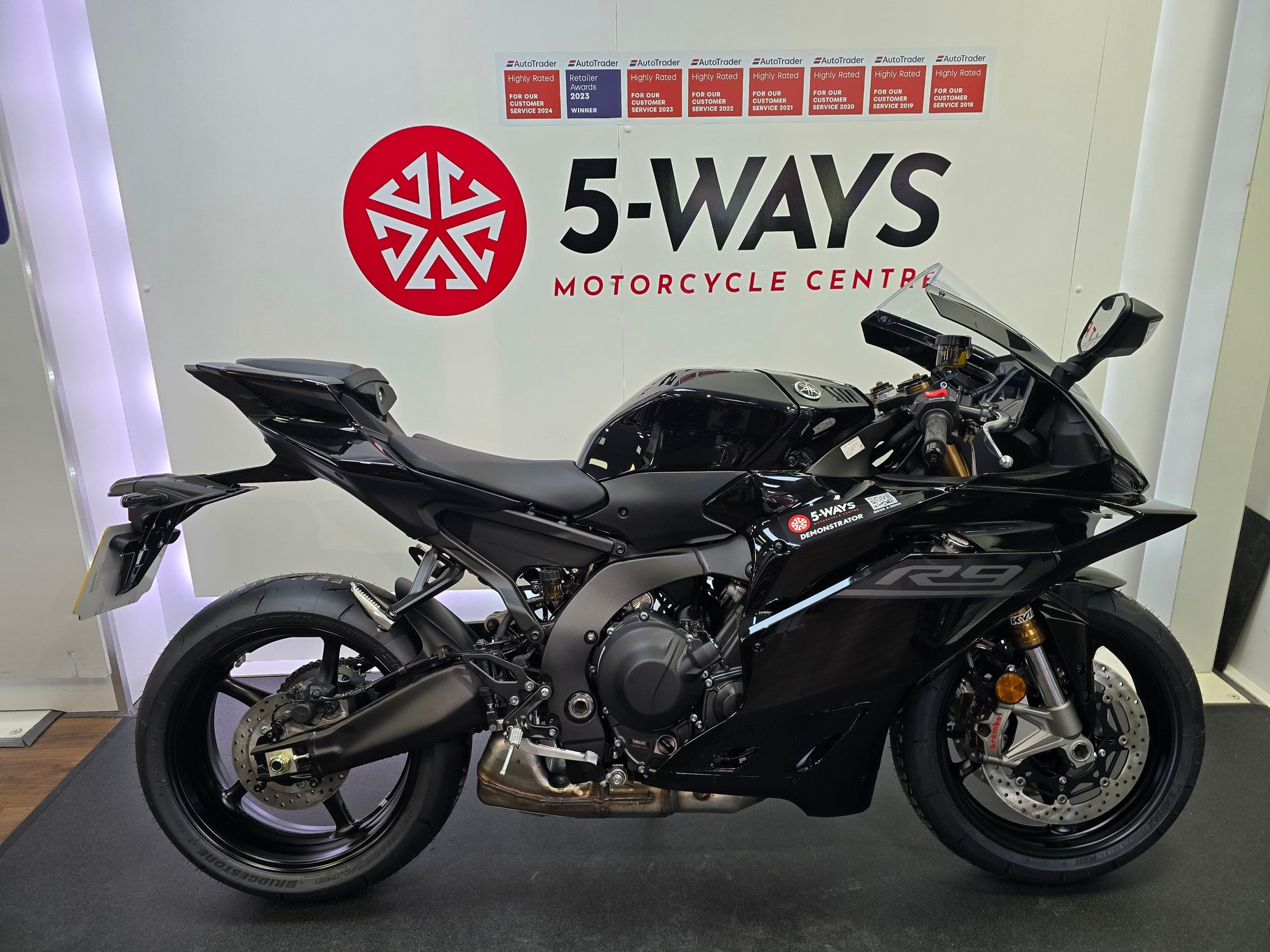 2025 YAMAHA YZF R9