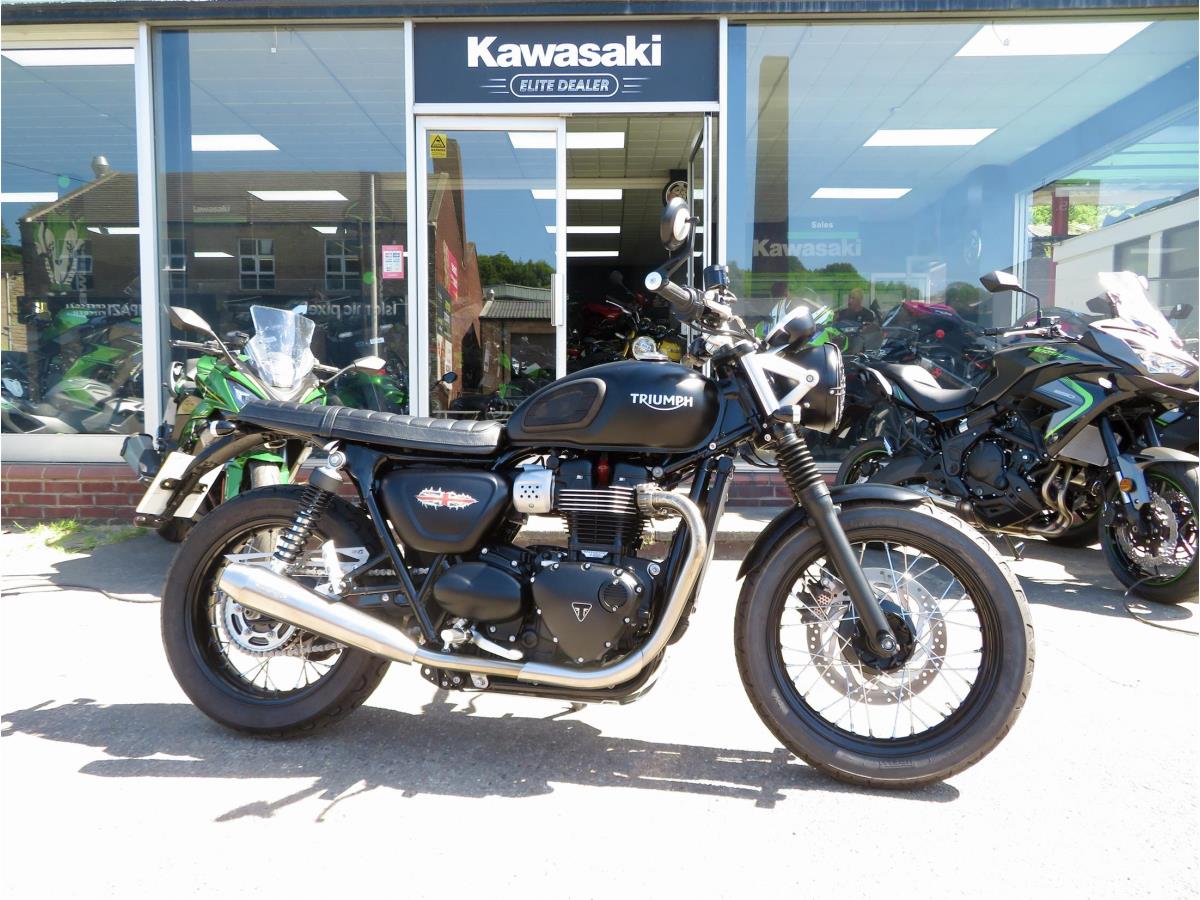 Main image of TRIUMPH BONNEVILLE STREET TWIN 900 BRAT TRACKER