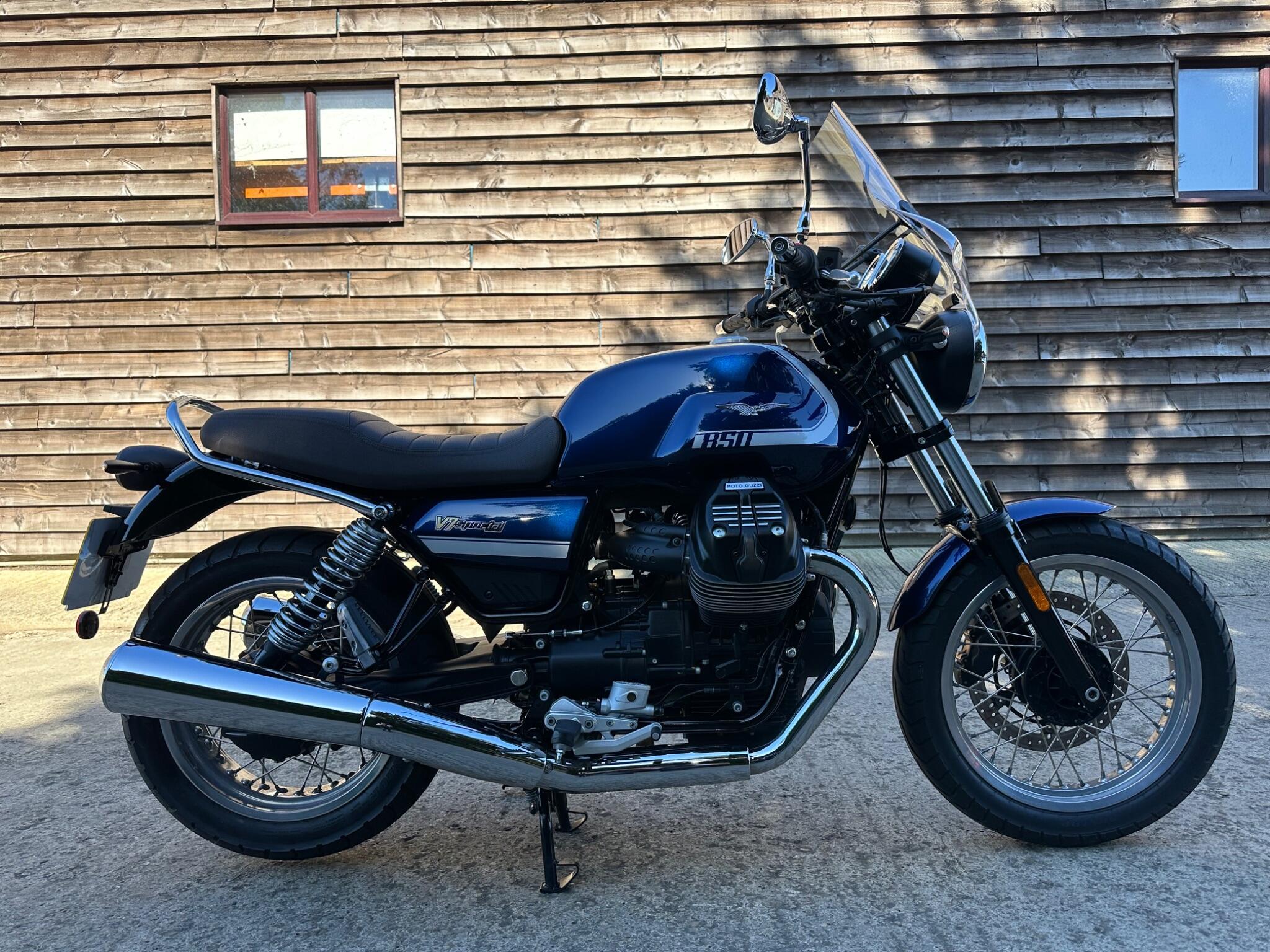 2022 Moto Guzzi V7