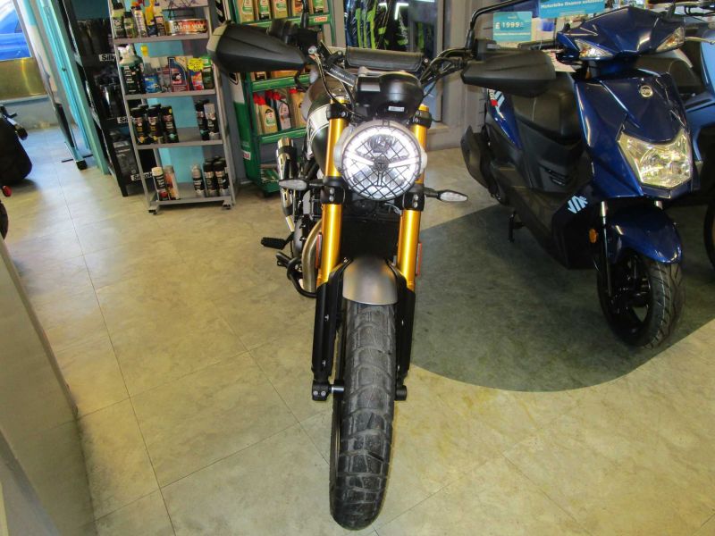 2025 Triumph SCRAMBLER 400X GREEN/WHITE