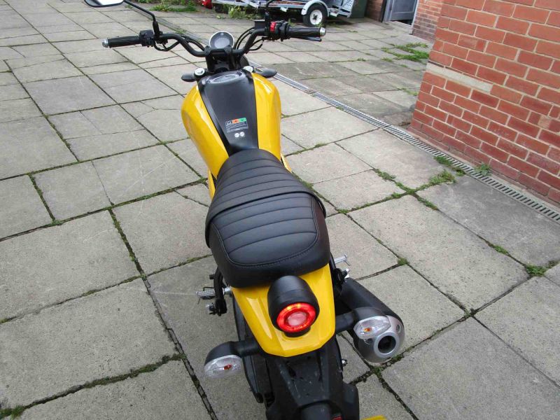 2024 Yamaha XSR125 YELLOW