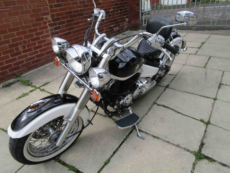 2098 Yamaha XVS650A DRAGSTAR CLASSI BLK/WHITE