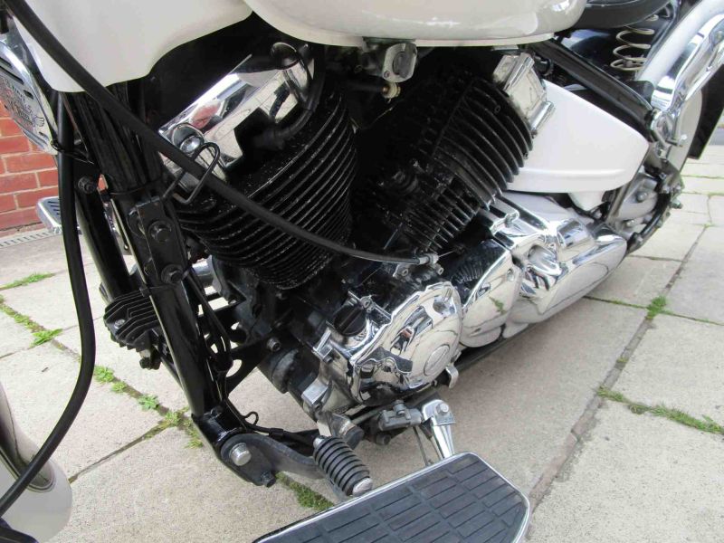 2098 Yamaha XVS650A DRAGSTAR CLASSI BLK/WHITE