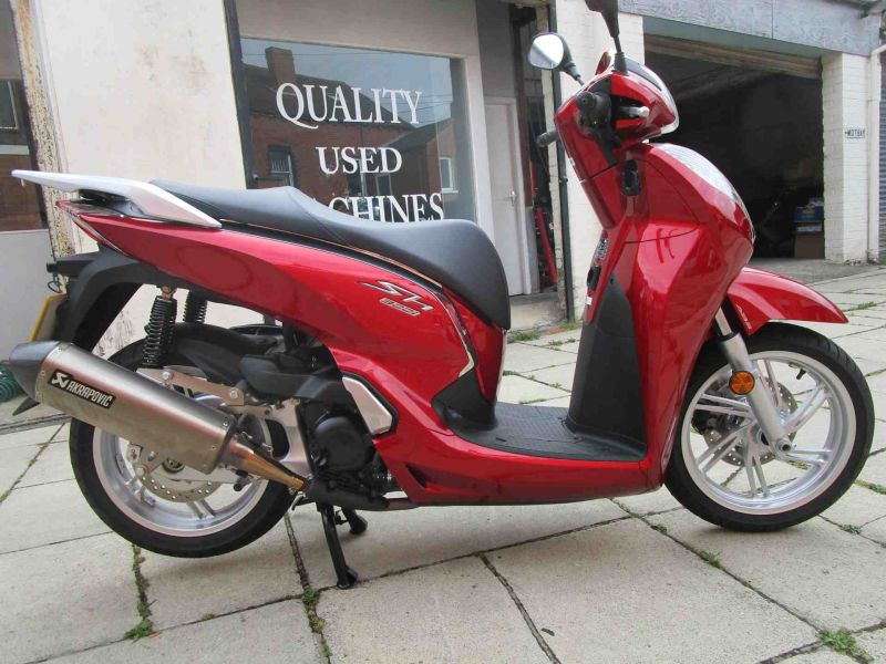 2016 Honda SH300A-G RED