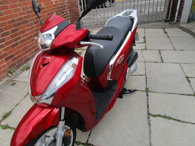 2016 Honda SH300A-G RED