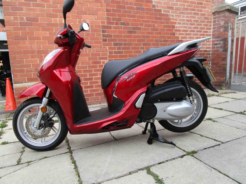 2016 Honda SH300A-G RED