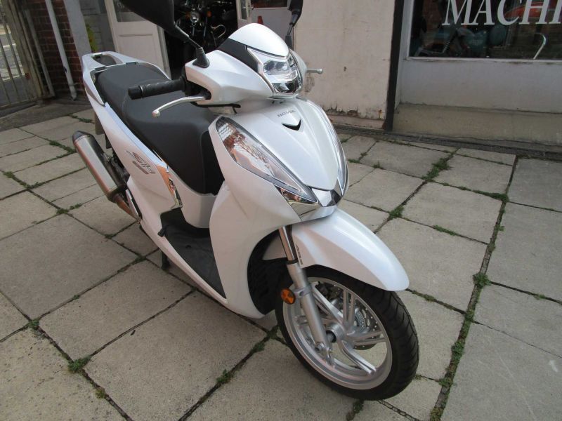 2016 Honda SH300A-G WHITE