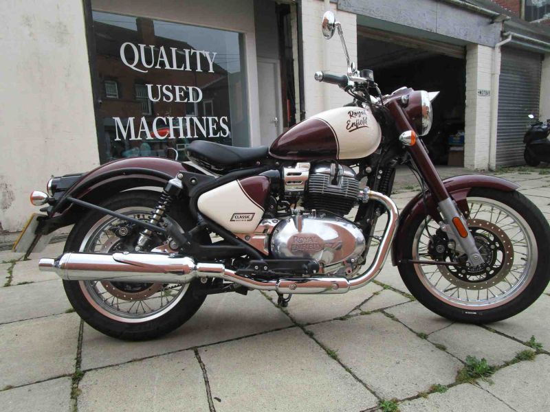 2025 Royal Enfield CLASSIC 650 TWIN VALLAM RED