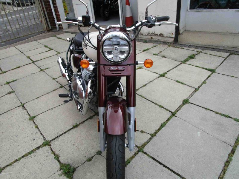 2025 Royal Enfield CLASSIC 650 TWIN VALLAM RED