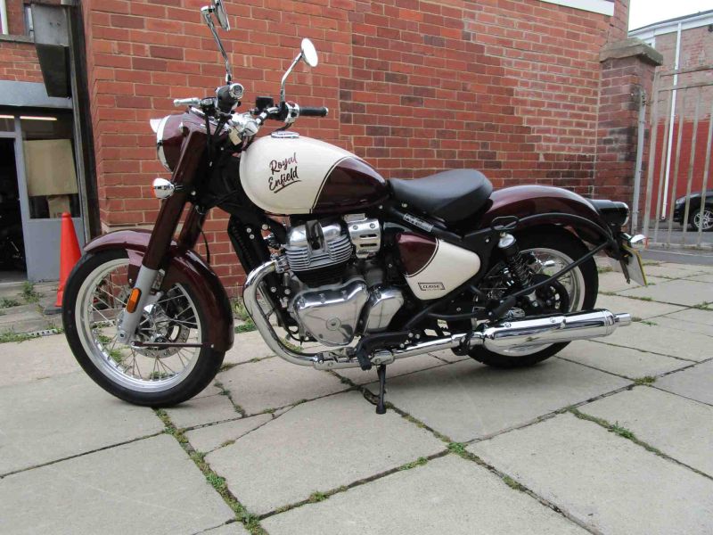 2025 Royal Enfield CLASSIC 650 TWIN VALLAM RED