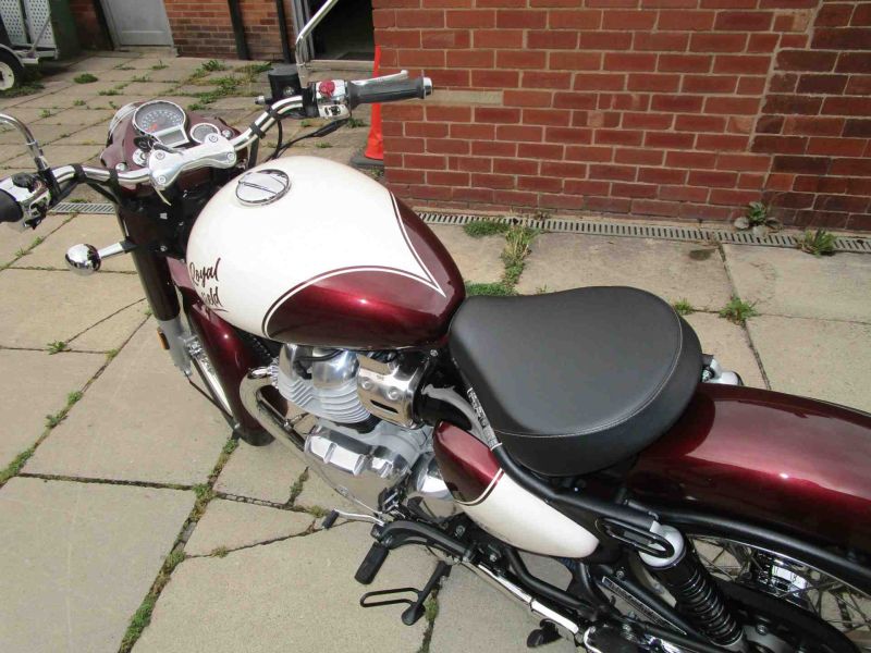 2025 Royal Enfield CLASSIC 650 TWIN VALLAM RED