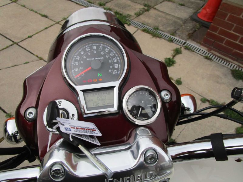 2025 Royal Enfield CLASSIC 650 TWIN VALLAM RED