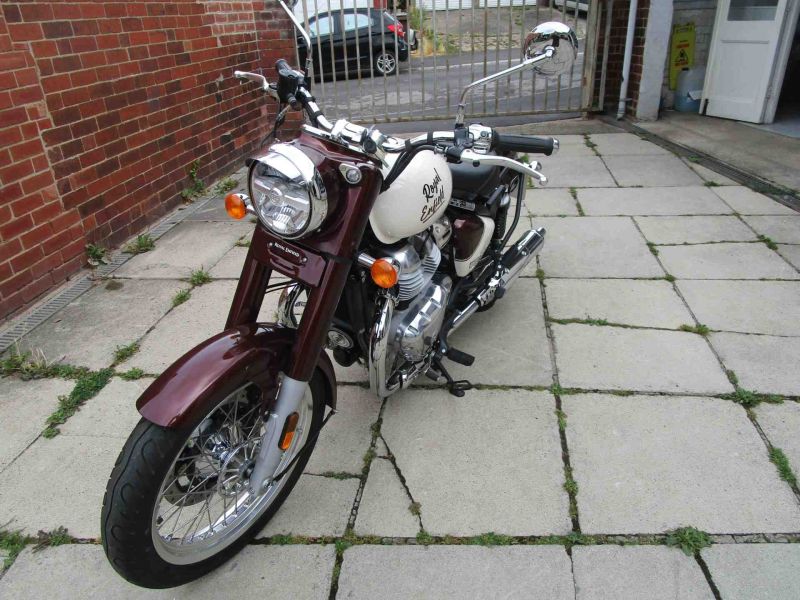 2025 Royal Enfield CLASSIC 650 TWIN VALLAM RED