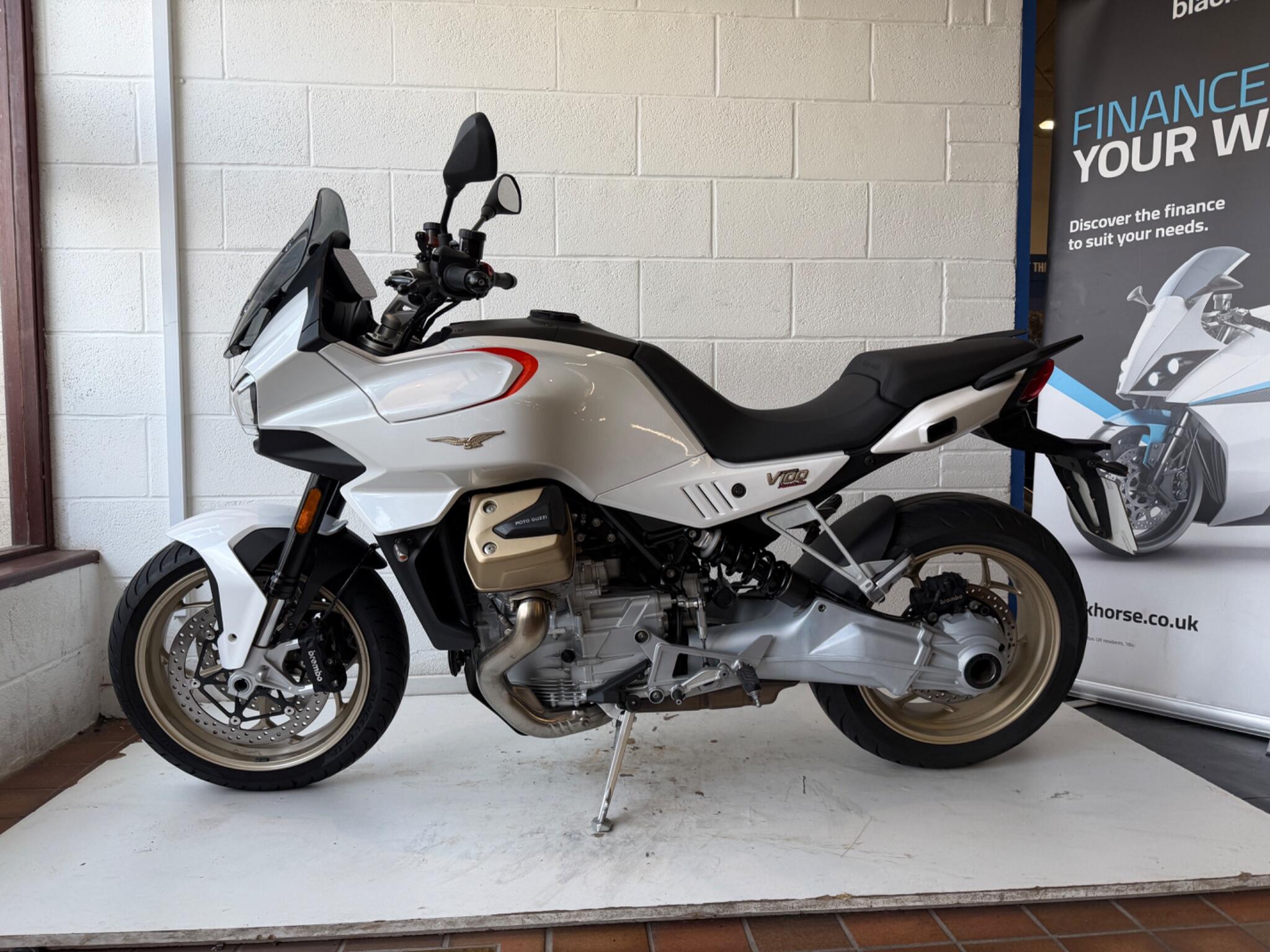 2024 Moto Guzzi V100 Mandello