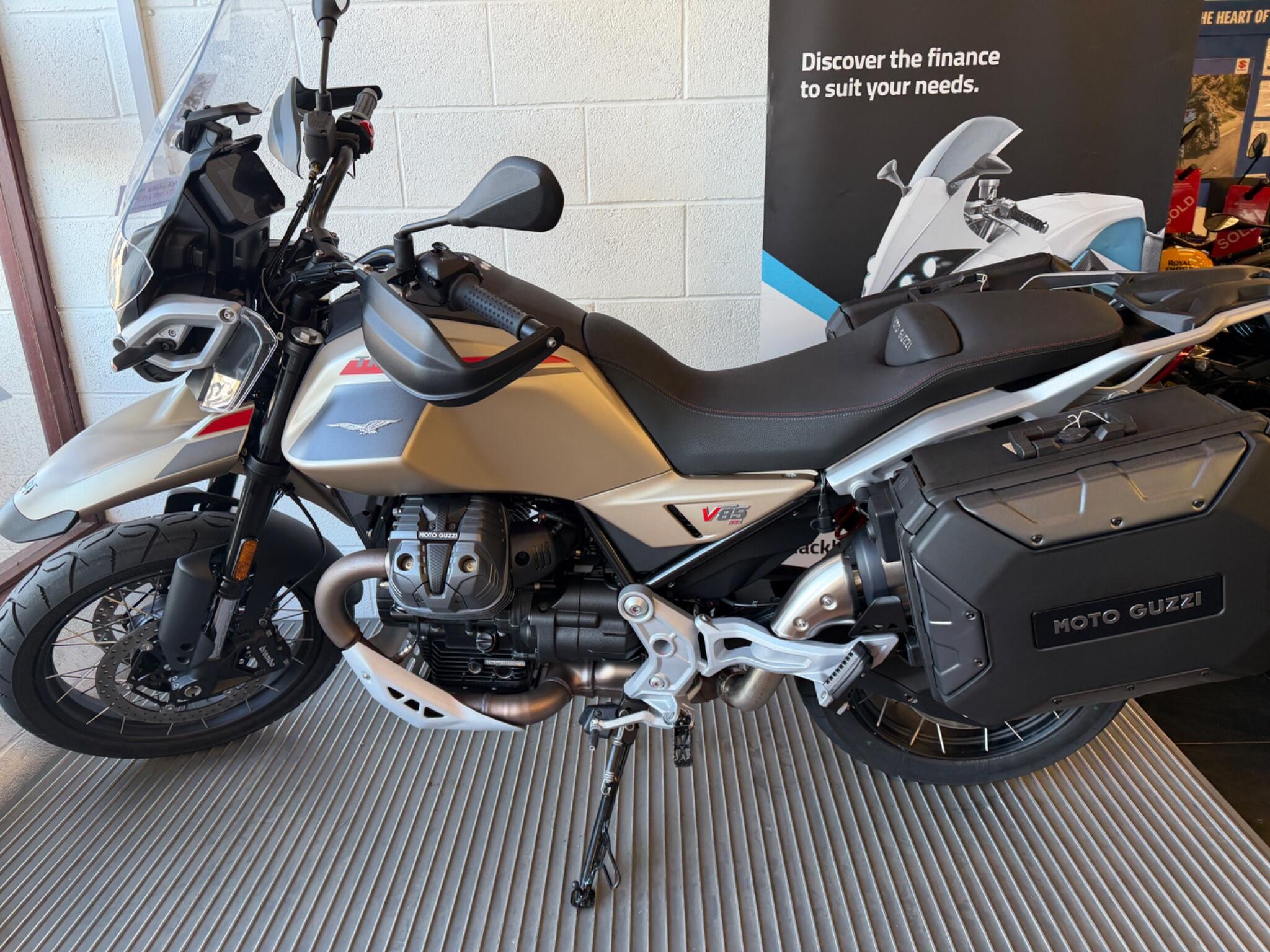 2025 Moto Guzzi V85 2025 Moto Guzzi V85