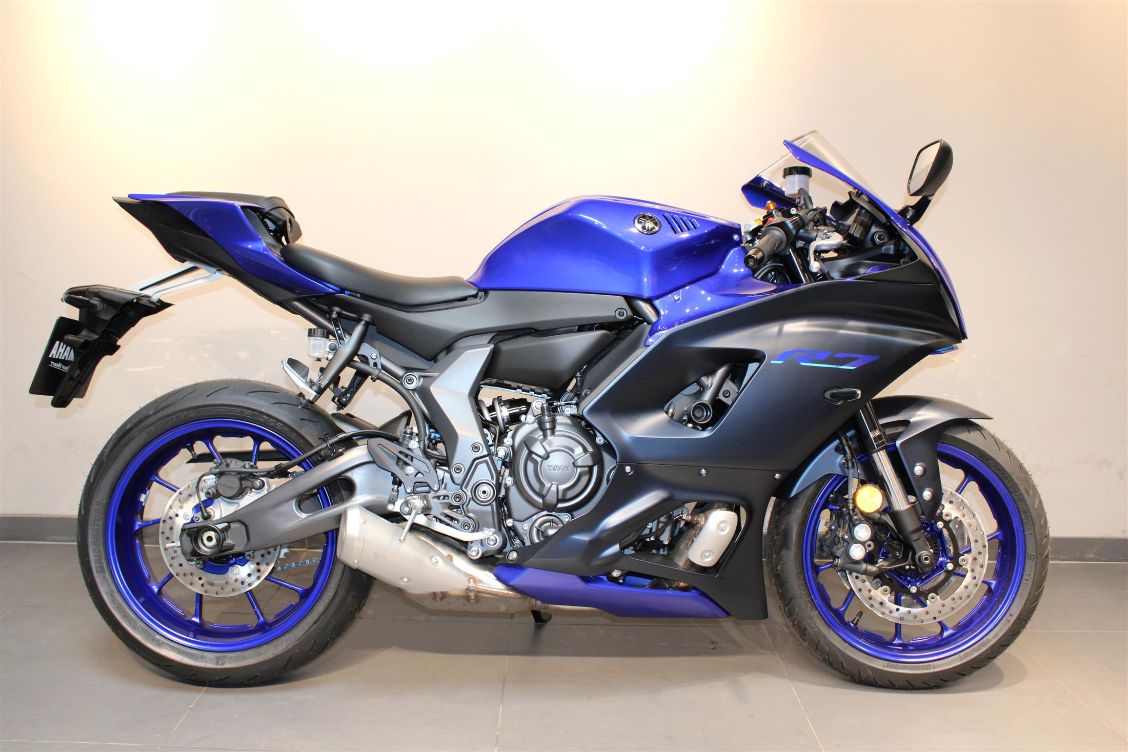 BRAND NEW UNREGISTERED 2023 MODEL YAMAHA R7 IN BLUE