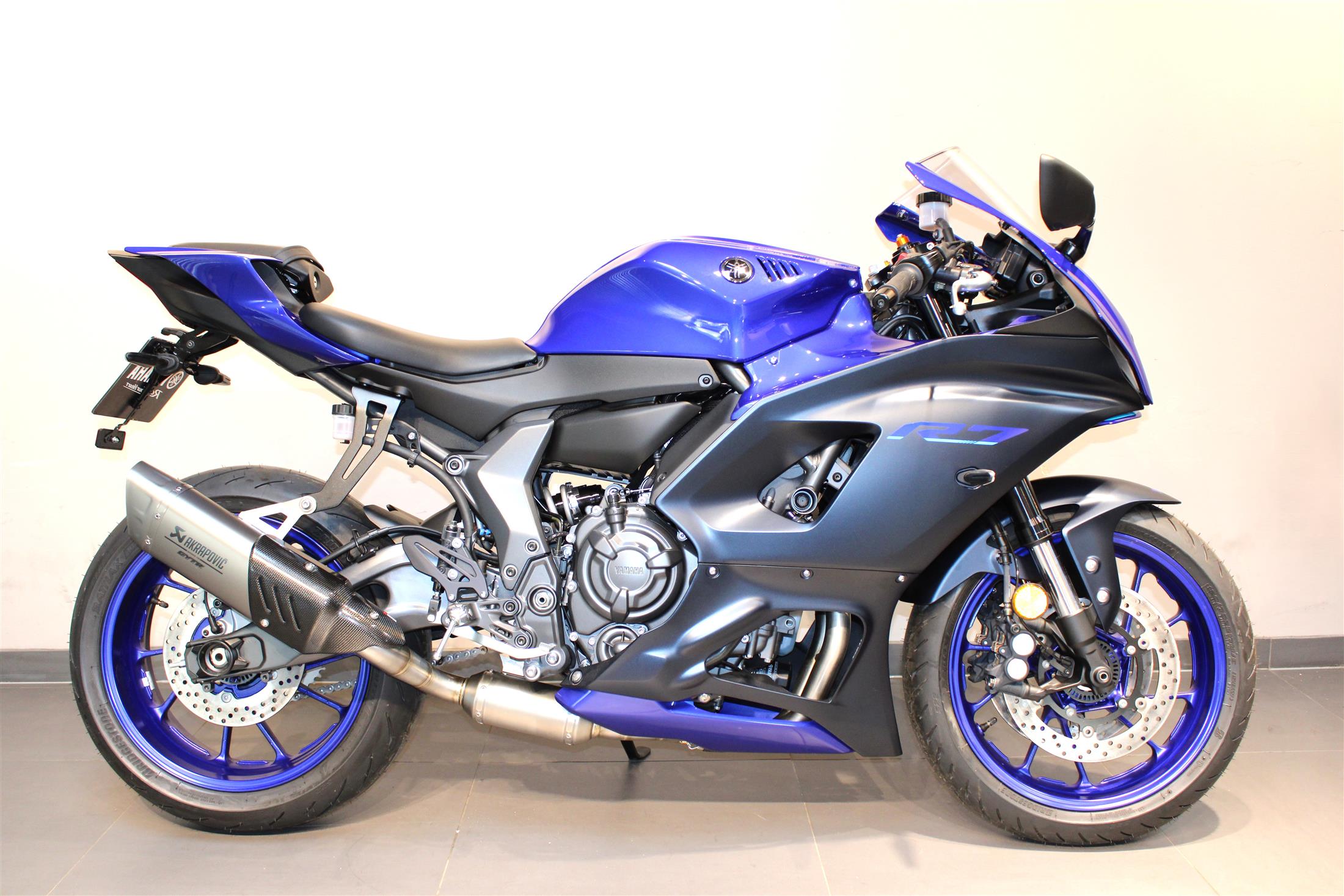 BRAND NEW UNREGISTERED 2023 MODEL YAMAHA R7 WITH AKRAPOVIC EXHAUST AND TAIL TIDY