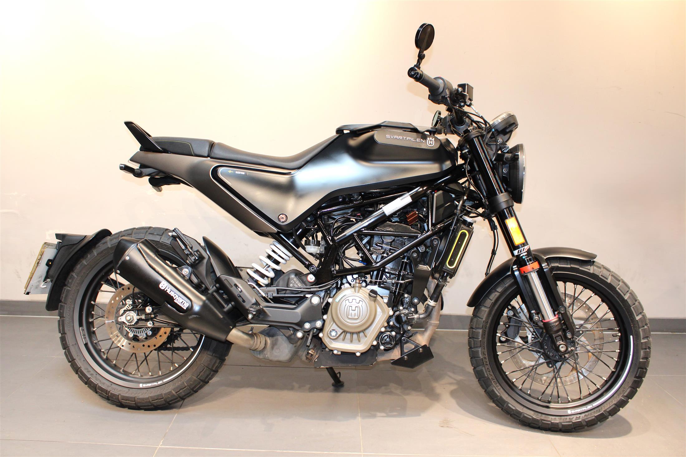 HUSQVARNA SVARTPILEN 125