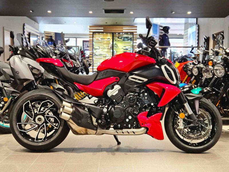2023 Ducati Diavel V4 Red